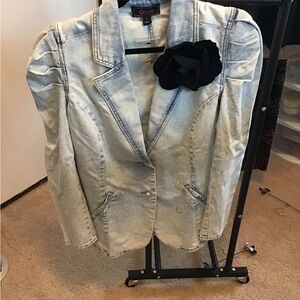 NWT C. Wonder L Light Wash Denim Blazer Jacket with Black Removable Flower Pin